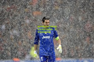 星空体育app-姆巴佩帽子戏法助巴黎圣日耳曼大胜里昂，法甲争冠悬念再起